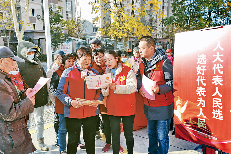 图为2021年12月1日,江苏省南通市崇川区幸福街道社区工作人员在国家宪法日前夕深入社区,进行
